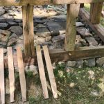 Die ersten Staken einsetzen